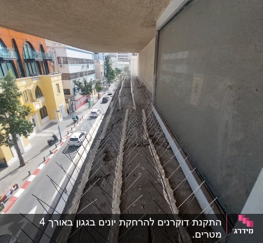 דוקרנים למניעת יונים על אדן חלון חיצוני